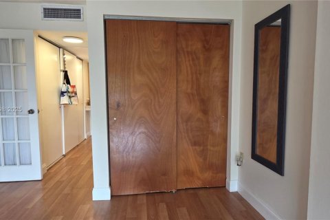 Condo in Miami, Florida, 1 bedroom  № 1952537 - photo 21