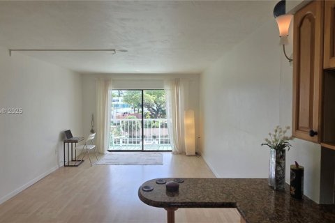 Condo in Miami, Florida, 1 bedroom  № 1952537 - photo 9