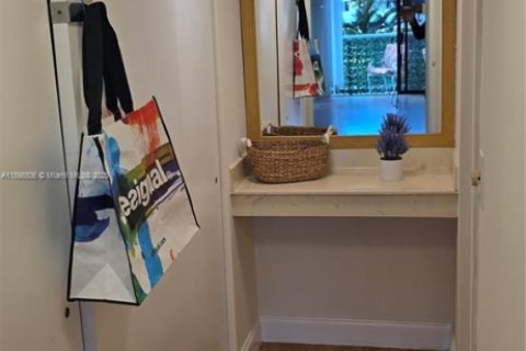 Condo in Miami, Florida, 1 bedroom  № 1952537 - photo 26
