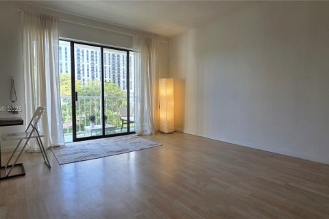 Condo in Miami, Florida, 1 bedroom  № 1952537 - photo 29