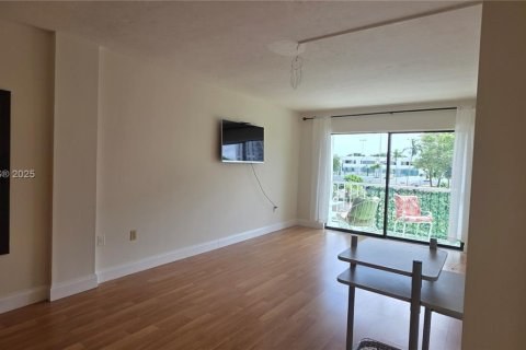 Condo in Miami, Florida, 1 bedroom  № 1952537 - photo 18