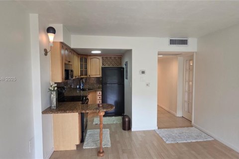 Condo in Miami, Florida, 1 bedroom  № 1952537 - photo 30