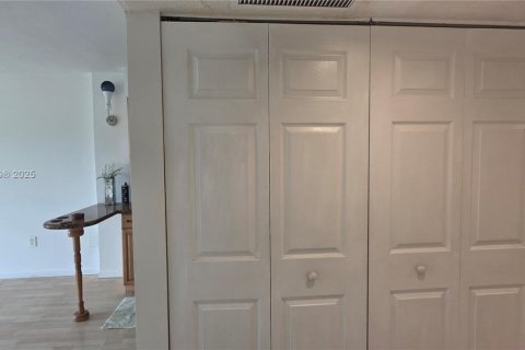 Condo in Miami, Florida, 1 bedroom  № 1952537 - photo 12
