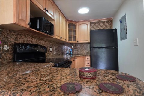 Condo in Miami, Florida, 1 bedroom  № 1952537 - photo 7