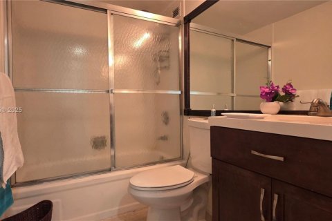 Condo in Miami, Florida, 1 bedroom  № 1952537 - photo 13