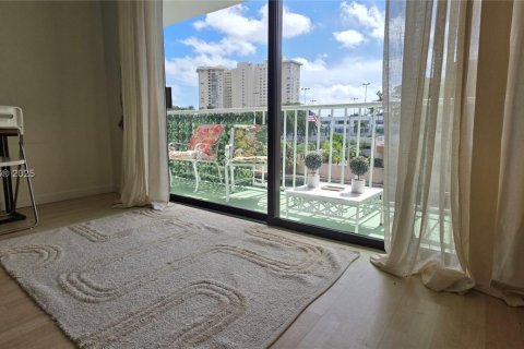 Condo in Miami, Florida, 1 bedroom  № 1952537 - photo 3