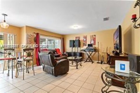 Casa en venta en Pembroke Pines, Florida, 3 dormitorios, 179.77 m2 № 2040675 - foto 8