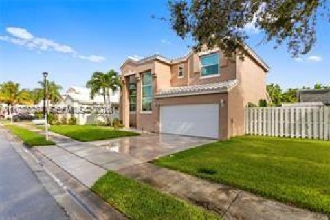 Casa en venta en Pembroke Pines, Florida, 3 dormitorios, 179.77 m2 № 2040675 - foto 2