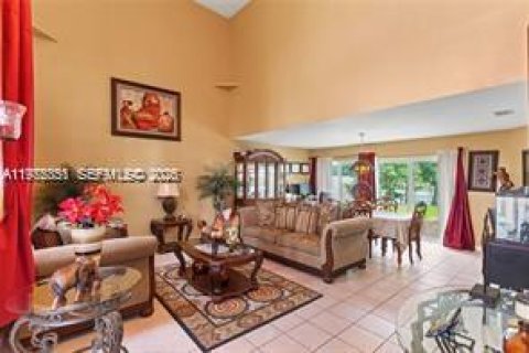 Casa en venta en Pembroke Pines, Florida, 3 dormitorios, 179.77 m2 № 2040675 - foto 5