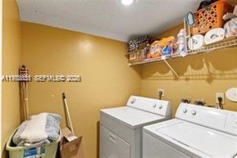 Casa en venta en Pembroke Pines, Florida, 3 dormitorios, 179.77 m2 № 2040675 - foto 16