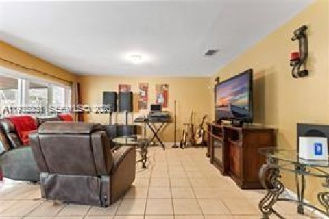 Casa en venta en Pembroke Pines, Florida, 3 dormitorios, 179.77 m2 № 2040675 - foto 9