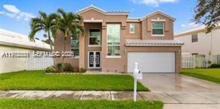 Casa en Pembroke Pines, Florida 3 dormitorios, 179.77 m2 № 2040675