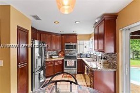 Casa en venta en Pembroke Pines, Florida, 3 dormitorios, 179.77 m2 № 2040675 - foto 13