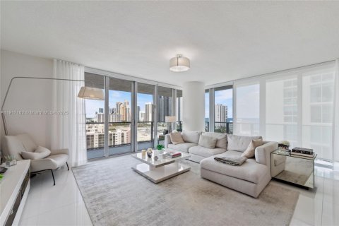 Condo in Sunny Isles Beach, Florida, 3 bedrooms  № 1973733 - photo 1