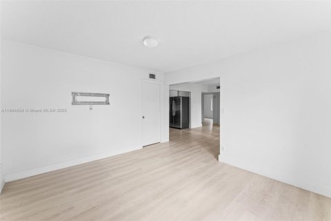 Купить виллу или дом в Майами-Гарденс, Флорида 3 спальни, 108.14м2, № 1947421 - фото 10