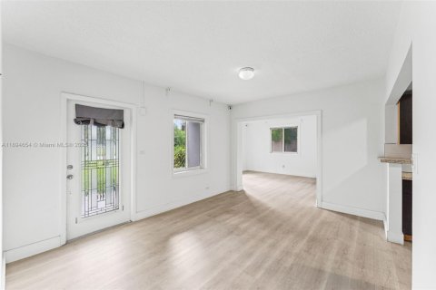 Купить виллу или дом в Майами-Гарденс, Флорида 3 спальни, 108.14м2, № 1947421 - фото 23