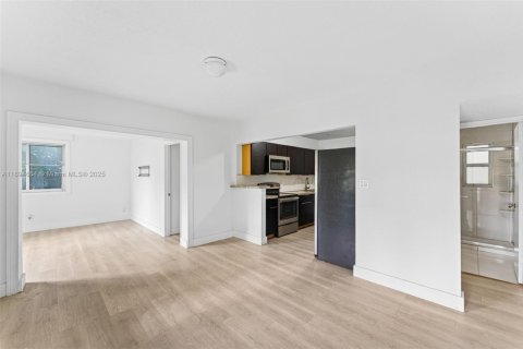 Купить виллу или дом в Майами-Гарденс, Флорида 3 спальни, 108.14м2, № 1947421 - фото 5