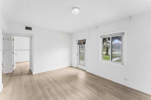 Купить виллу или дом в Майами-Гарденс, Флорида 3 спальни, 108.14м2, № 1947421 - фото 7