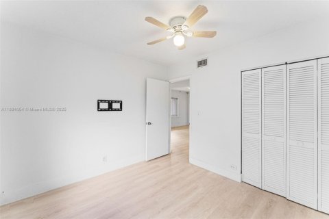 Купить виллу или дом в Майами-Гарденс, Флорида 3 спальни, 108.14м2, № 1947421 - фото 20