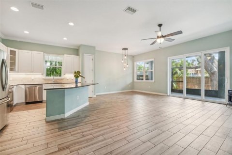 House in Palm Harbor, Florida 4 bedrooms, 154.5 sq.m. № 1263944 - photo 4