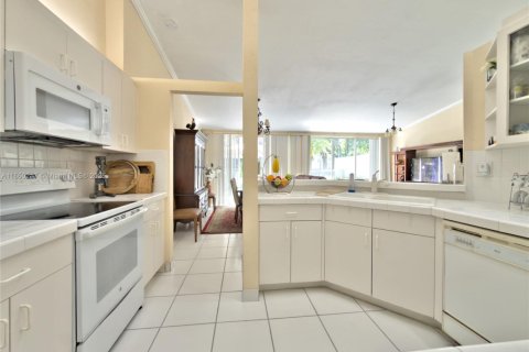 Townhouse in Doral, Florida 3 bedrooms, 141.58 sq.m. № 1889780 - photo 13