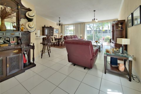 Townhouse in Doral, Florida 3 bedrooms, 141.58 sq.m. № 1889780 - photo 7