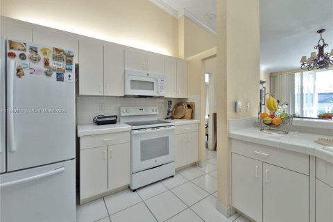 Townhouse in Doral, Florida 3 bedrooms, 141.58 sq.m. № 1889780 - photo 17