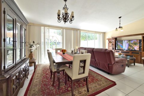 Townhouse in Doral, Florida 3 bedrooms, 141.58 sq.m. № 1889780 - photo 10