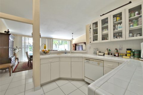 Townhouse in Doral, Florida 3 bedrooms, 141.58 sq.m. № 1889780 - photo 14