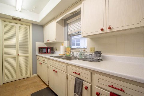 Condo in Avon Park, Florida, 2 bedrooms  № 1540845 - photo 9