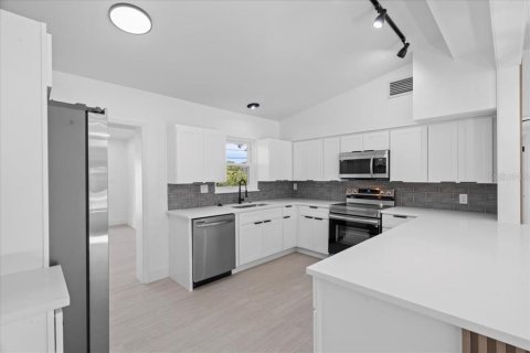 House in Clearwater, Florida 3 bedrooms, 130.71 sq.m. № 1795390 - photo 12