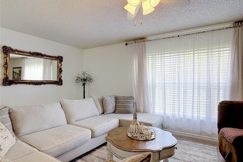 House in Deltona, Florida 2 bedrooms, 151.43 sq.m. № 2222656 - photo 6