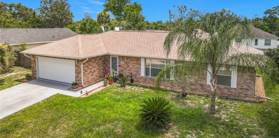 House in Deltona, Florida 2 bedrooms, 151.43 sq.m. № 2222656