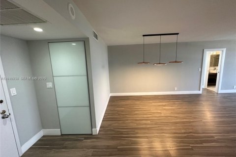 Copropriété à louer à Hallandale Beach, Floride: 2 chambres, 130.06 m2 № 2260681 - photo 3