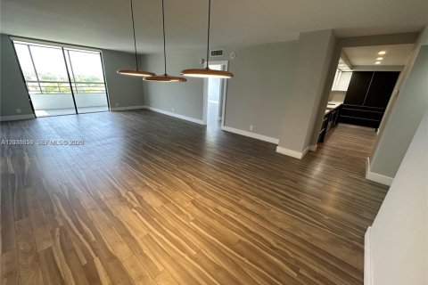 Copropriété à louer à Hallandale Beach, Floride: 2 chambres, 130.06 m2 № 2260681 - photo 5