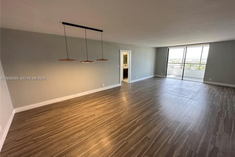 Copropriété à louer à Hallandale Beach, Floride: 2 chambres, 130.06 m2 № 2260681 - photo 2