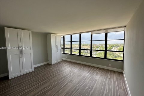 Copropriété à louer à Hallandale Beach, Floride: 2 chambres, 130.06 m2 № 2260681 - photo 8