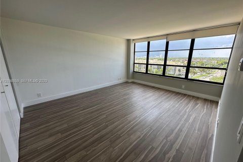 Copropriété à louer à Hallandale Beach, Floride: 2 chambres, 130.06 m2 № 2260681 - photo 12
