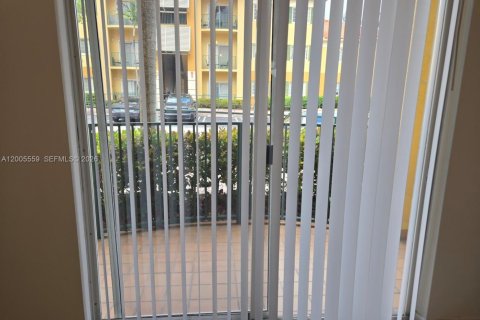 Condo in Doral, Florida, 2 bedrooms  № 2069607 - photo 17