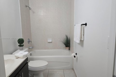 Condo in Doral, Florida, 2 bedrooms  № 2069607 - photo 25