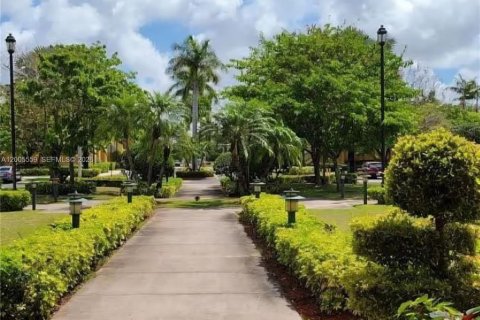 Condo in Doral, Florida, 2 bedrooms  № 2069607 - photo 4