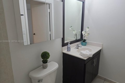 Condo in Doral, Florida, 2 bedrooms  № 2069607 - photo 18