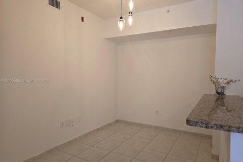 Condo in Doral, Florida, 2 bedrooms  № 2069607 - photo 15