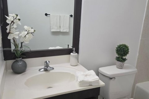 Condo in Doral, Florida, 2 bedrooms  № 2069607 - photo 19