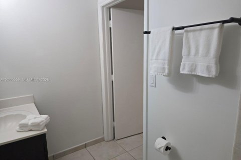 Condo in Doral, Florida, 2 bedrooms  № 2069607 - photo 21