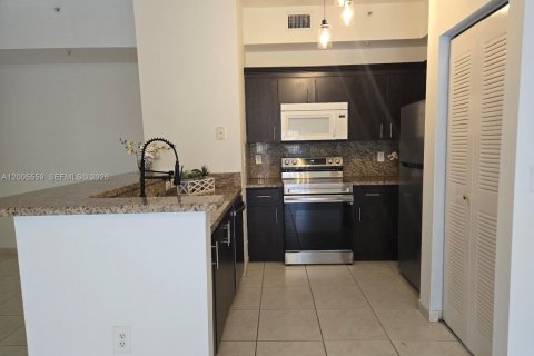 Condo in Doral, Florida, 2 bedrooms  № 2069607 - photo 12