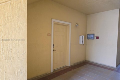 Condo in Doral, Florida, 2 bedrooms  № 2069607 - photo 8