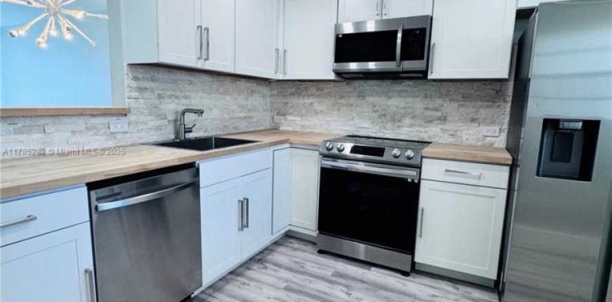 Кондоминиум с 2 спальнями в Майами, Флорида № 1958797