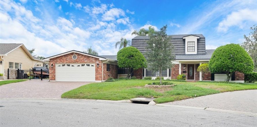 House in Tampa, Florida 5 bedrooms, 344.95 sq.m. № 2379757