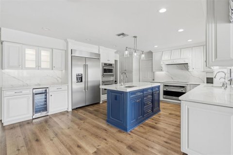 House in Tampa, Florida 5 bedrooms, 344.95 sq.m. № 2379757 - photo 18